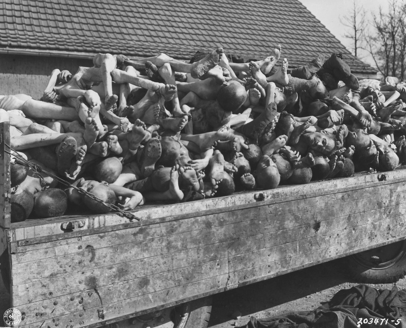 Трупы узников концентрационного лагеря Бухенвальд, приготовленные для сжигания в крематории